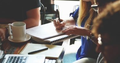Réunion d'équipe en PME, échange sur le coût du turnover et la rétention