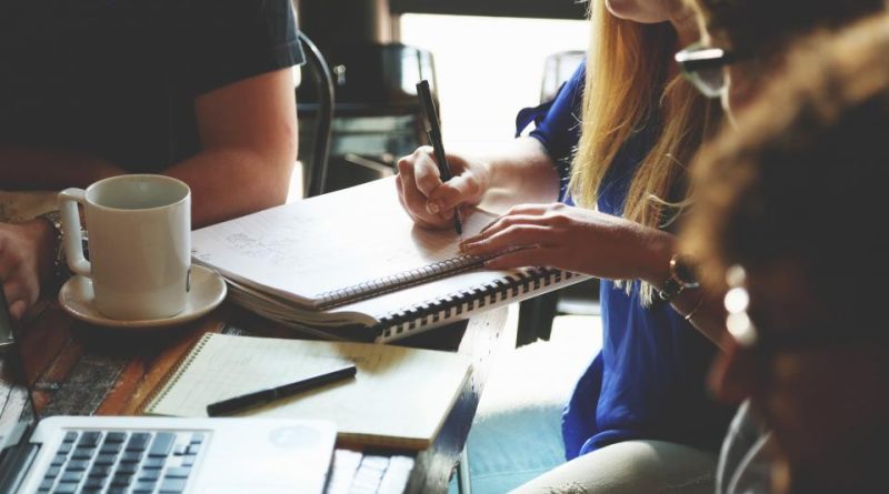 Réunion d'équipe en PME, échange sur le coût du turnover et la rétention