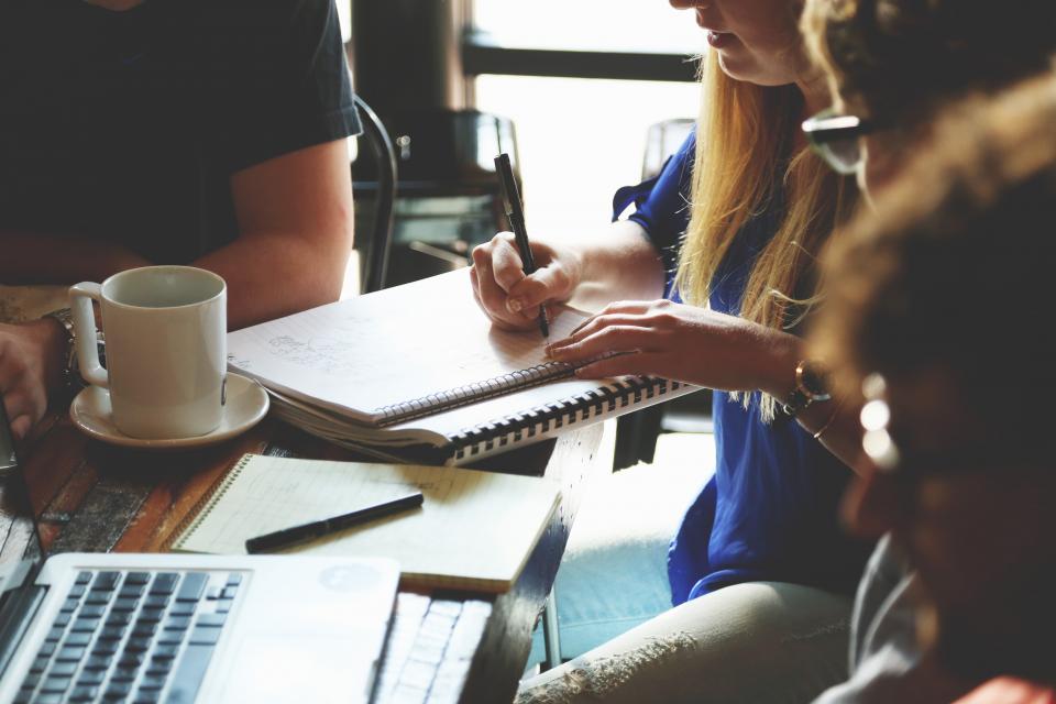 Réunion d'équipe en PME, échange sur le coût du turnover et la rétention